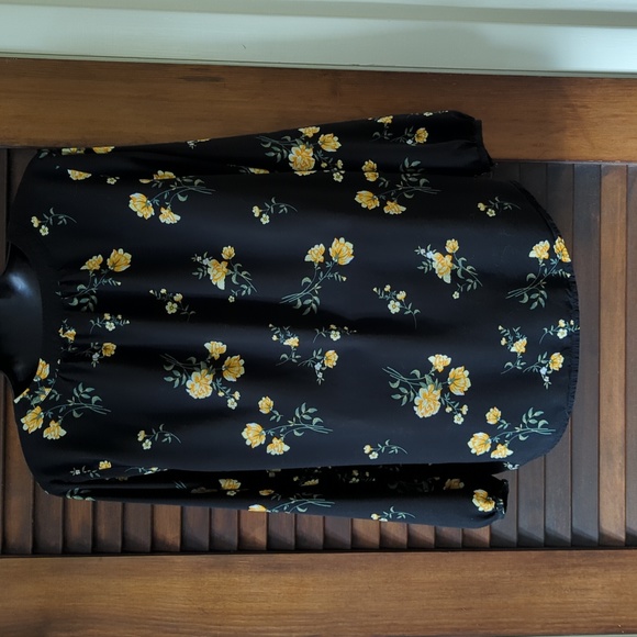 Old Navy size large black blouse with yellow flowers - Picture 2 of 4